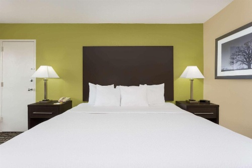 Days Inn by Wyndham Asheville/Mall image 23