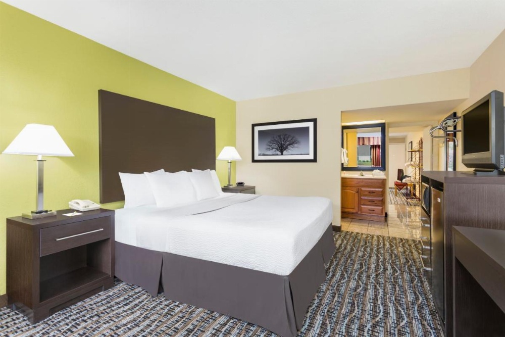 Days Inn by Wyndham Asheville/Mall Image 39